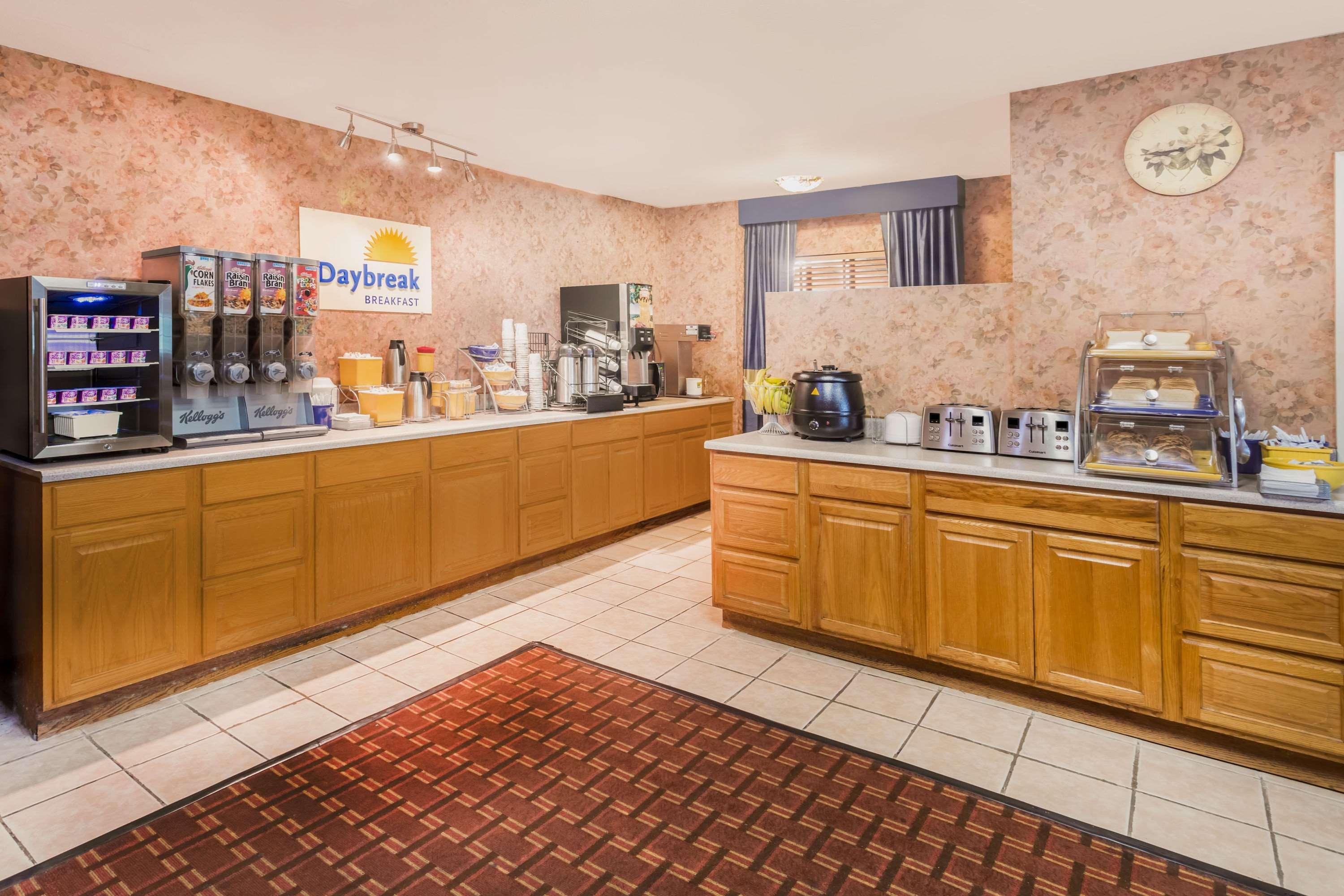 Days Inn & Suites By Wyndham Anaheim At Disneyland Park Eksteriør billede
