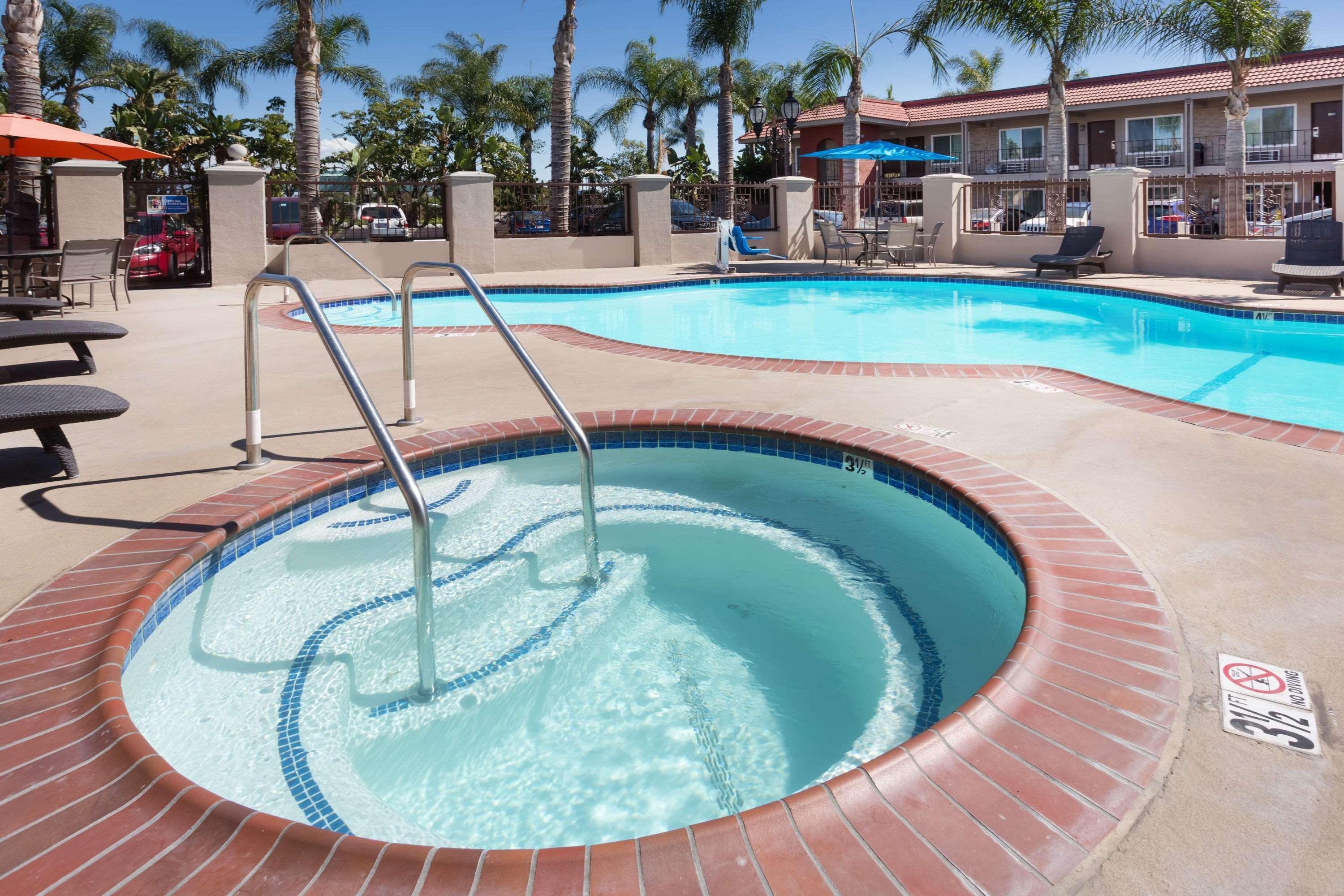 Days Inn & Suites By Wyndham Anaheim At Disneyland Park Eksteriør billede