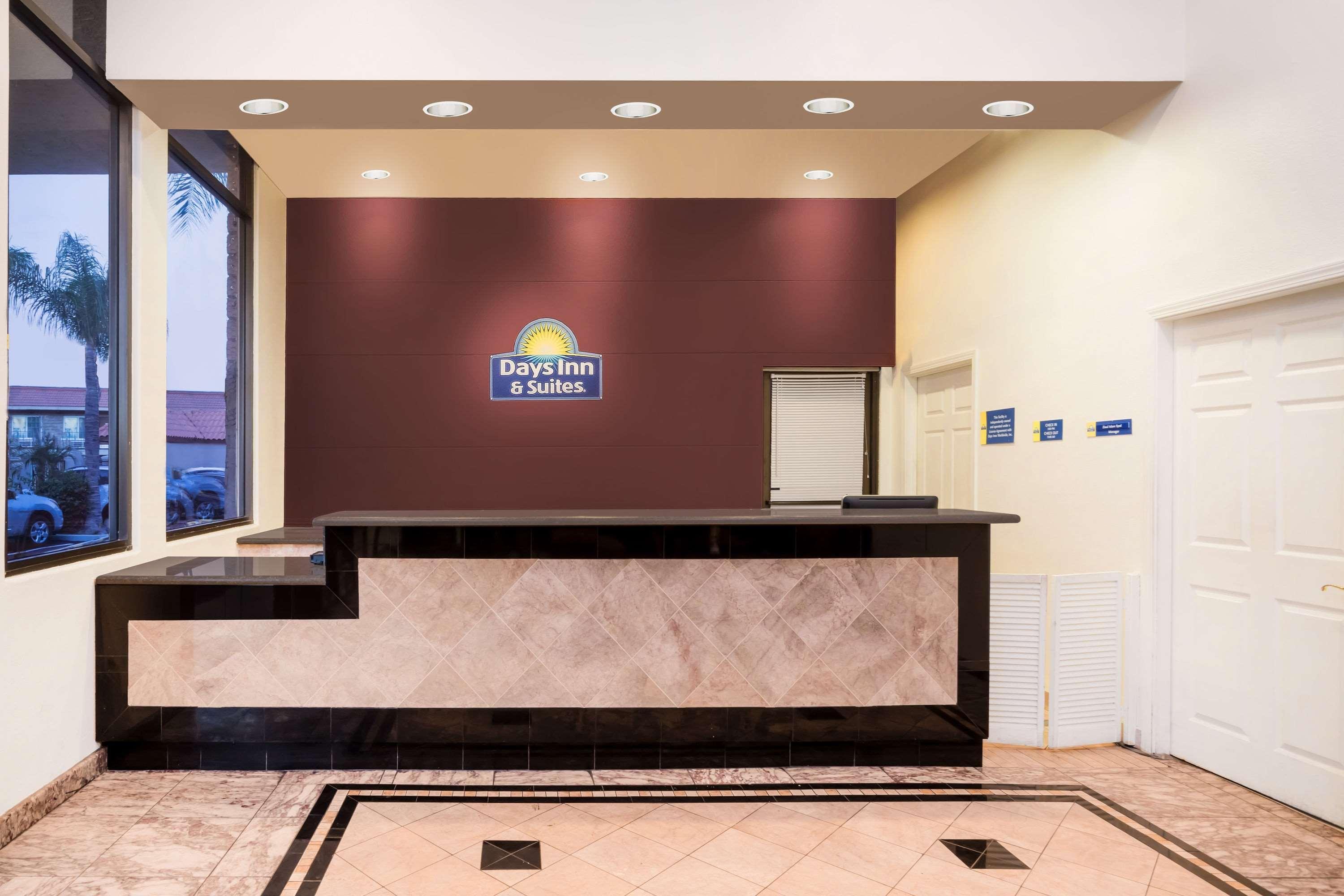 Days Inn & Suites By Wyndham Anaheim At Disneyland Park Eksteriør billede
