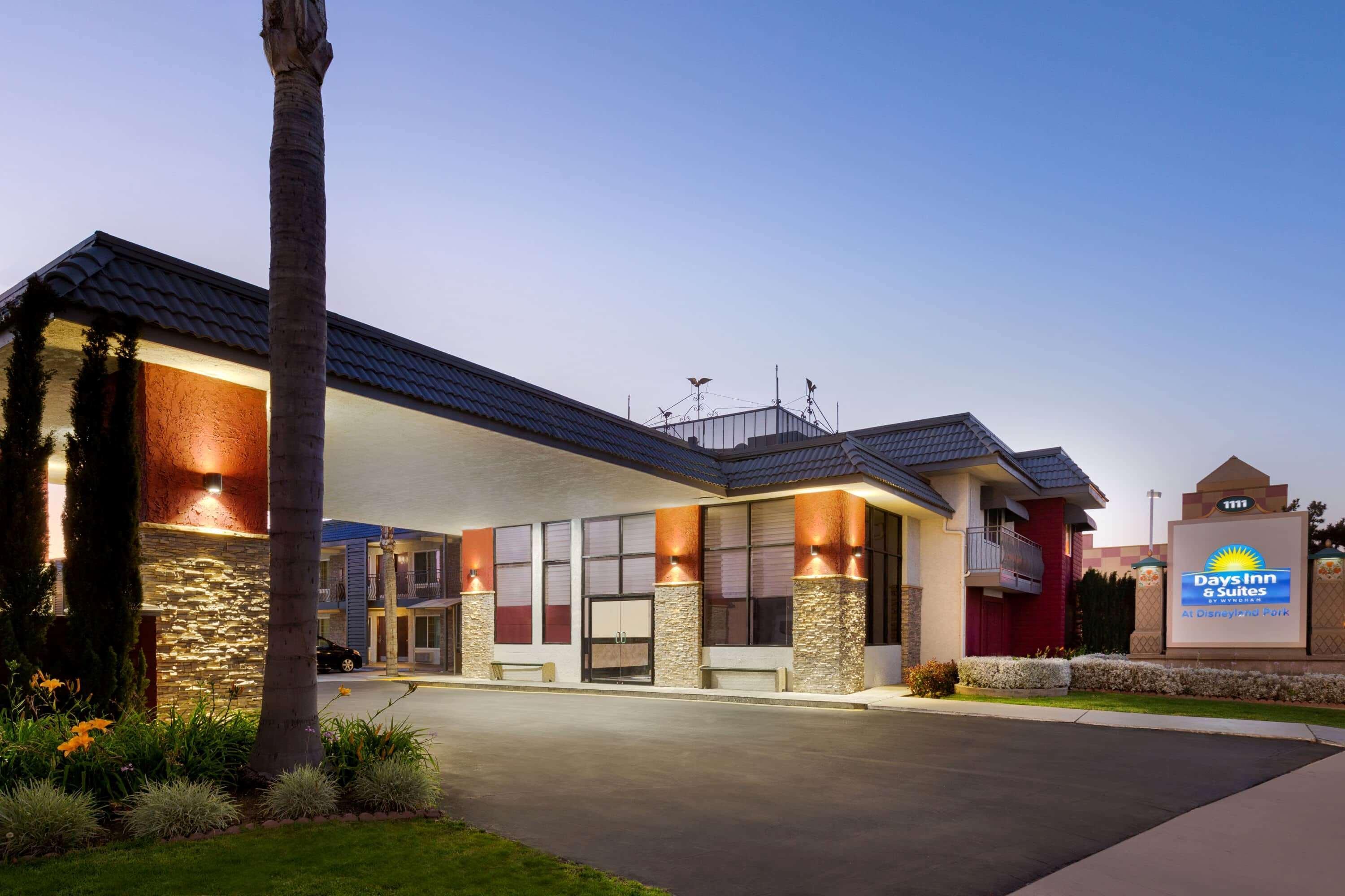 Days Inn & Suites By Wyndham Anaheim At Disneyland Park Eksteriør billede