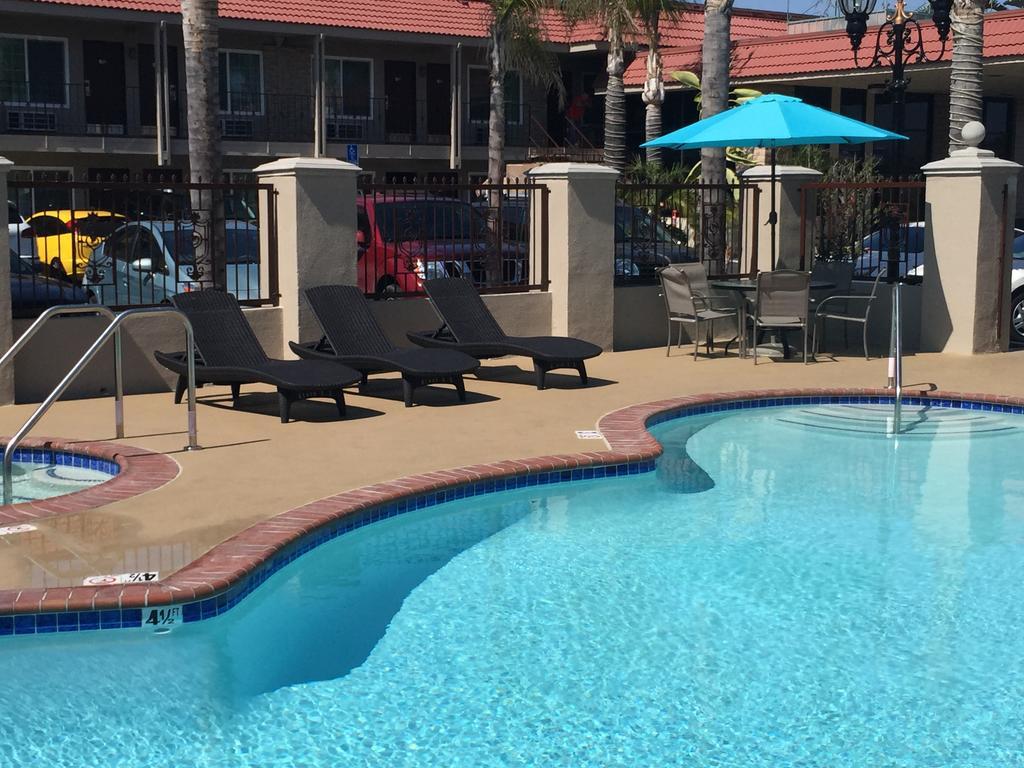 Days Inn & Suites By Wyndham Anaheim At Disneyland Park Eksteriør billede